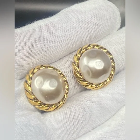 Chanel Vintage 1985 Gold Tone Faux Pearl Clip Earrings - Picture 12 of 16